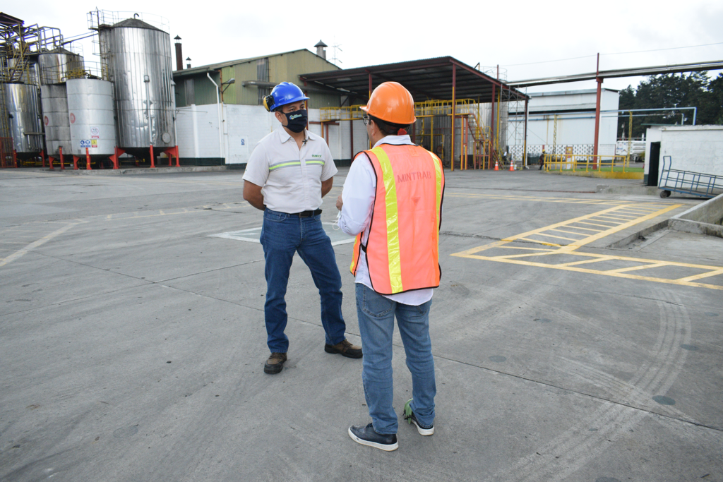 asesor-del-mintrab-converso-con-colaboradores-de-Olmeca-1024x683